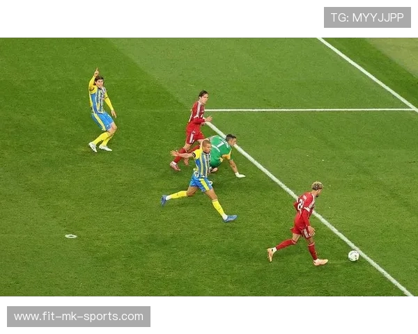 德布劳内外脚背弧线助攻，让人惊叹